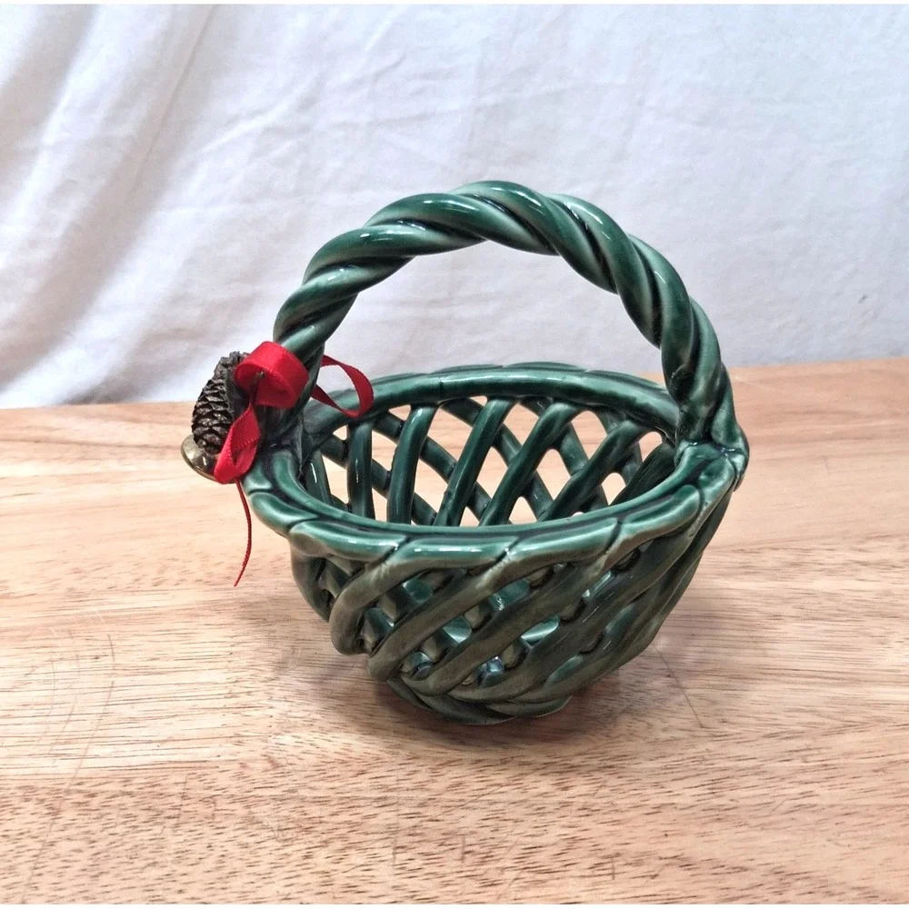 Green Round Ceramic Basket Woven Lattice w/Handle Pinecones Bow Bell Christmas